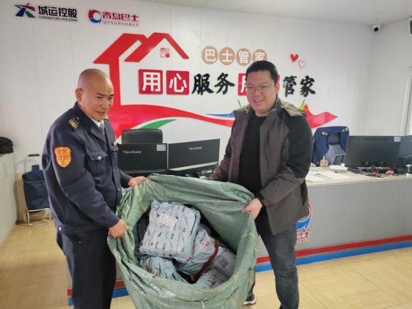 亿融配资 快递包裹意外掉落 公交驾驶员上演“速度”与“温度”的接力赛